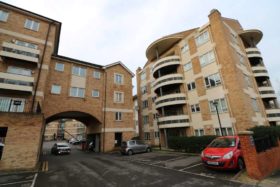 2 bedroom Flat for s...